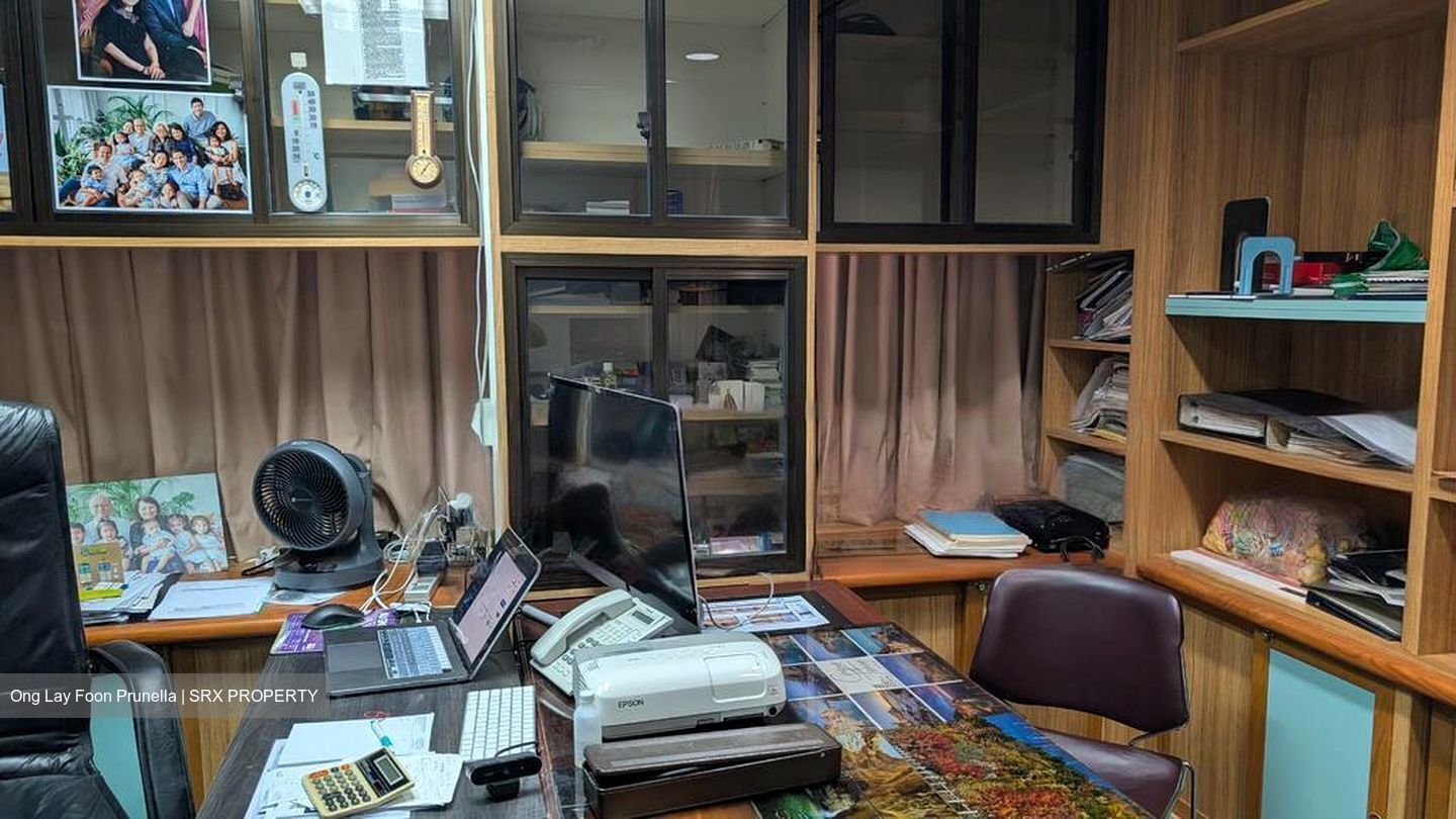 Mount Elizabeth Hospital (D9), Retail #476174961